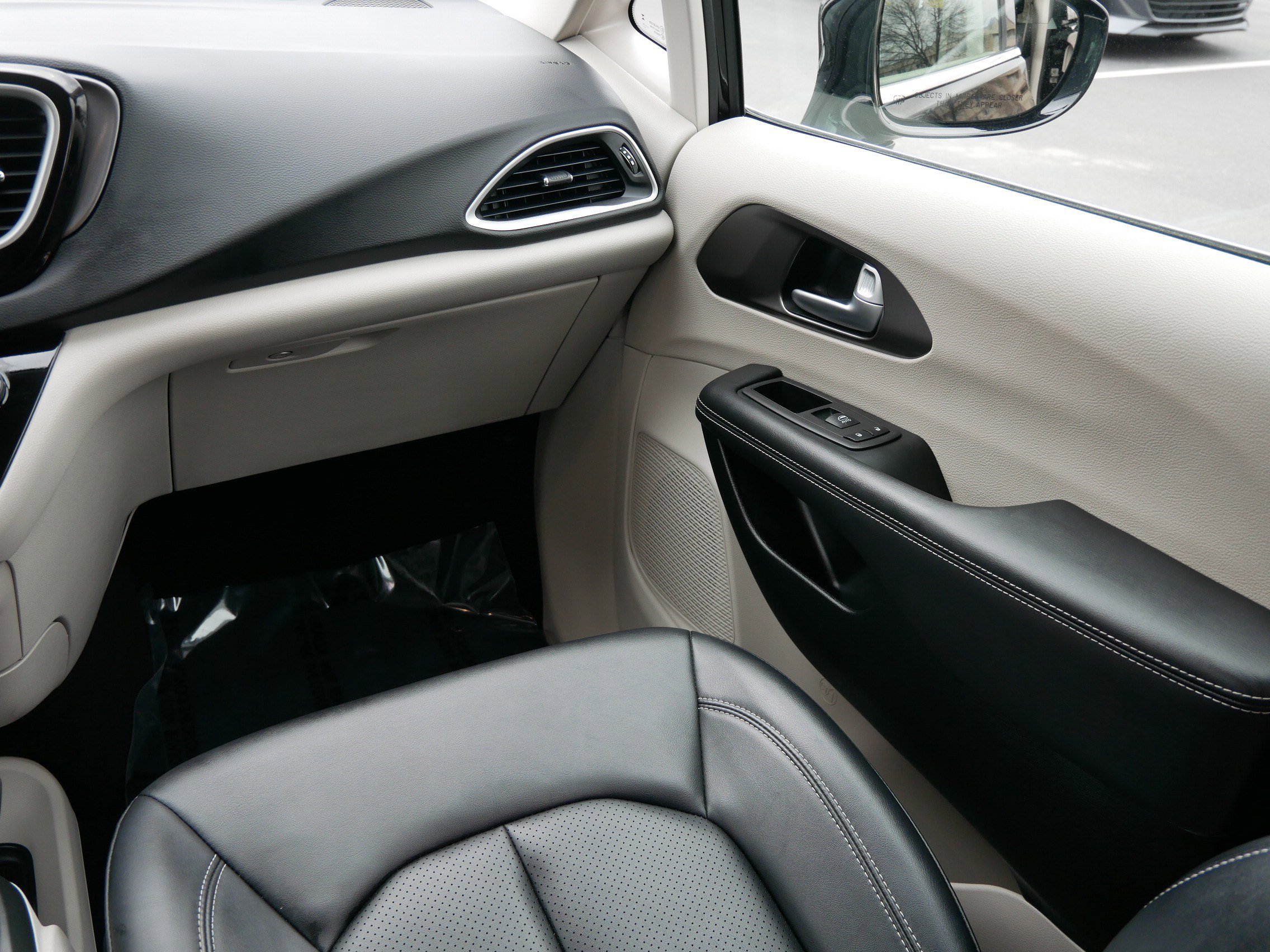 Used 2024 Chrysler Pacifica Touring-L FWD image 11