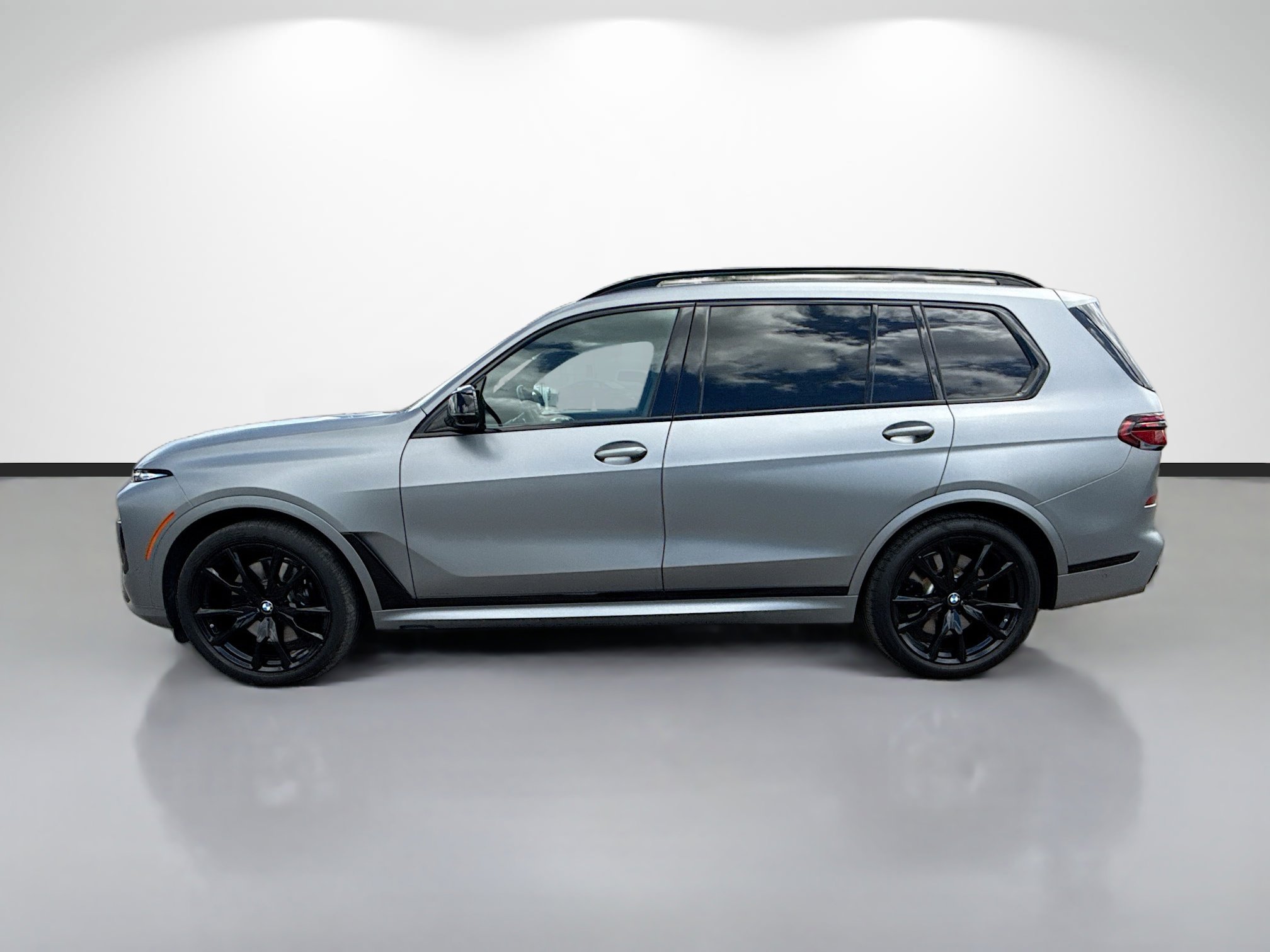 Used 2023 BMW X7 M60i w/ Executive Package image 6