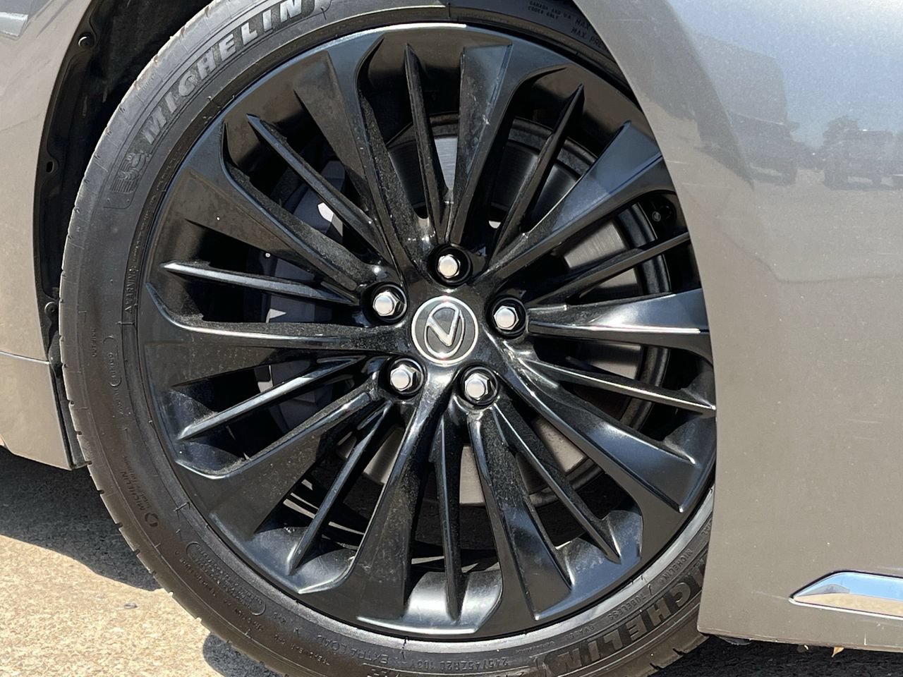 Used 2021 Lexus LS 500 w/ Accessory Package (Z2) RWD image 28