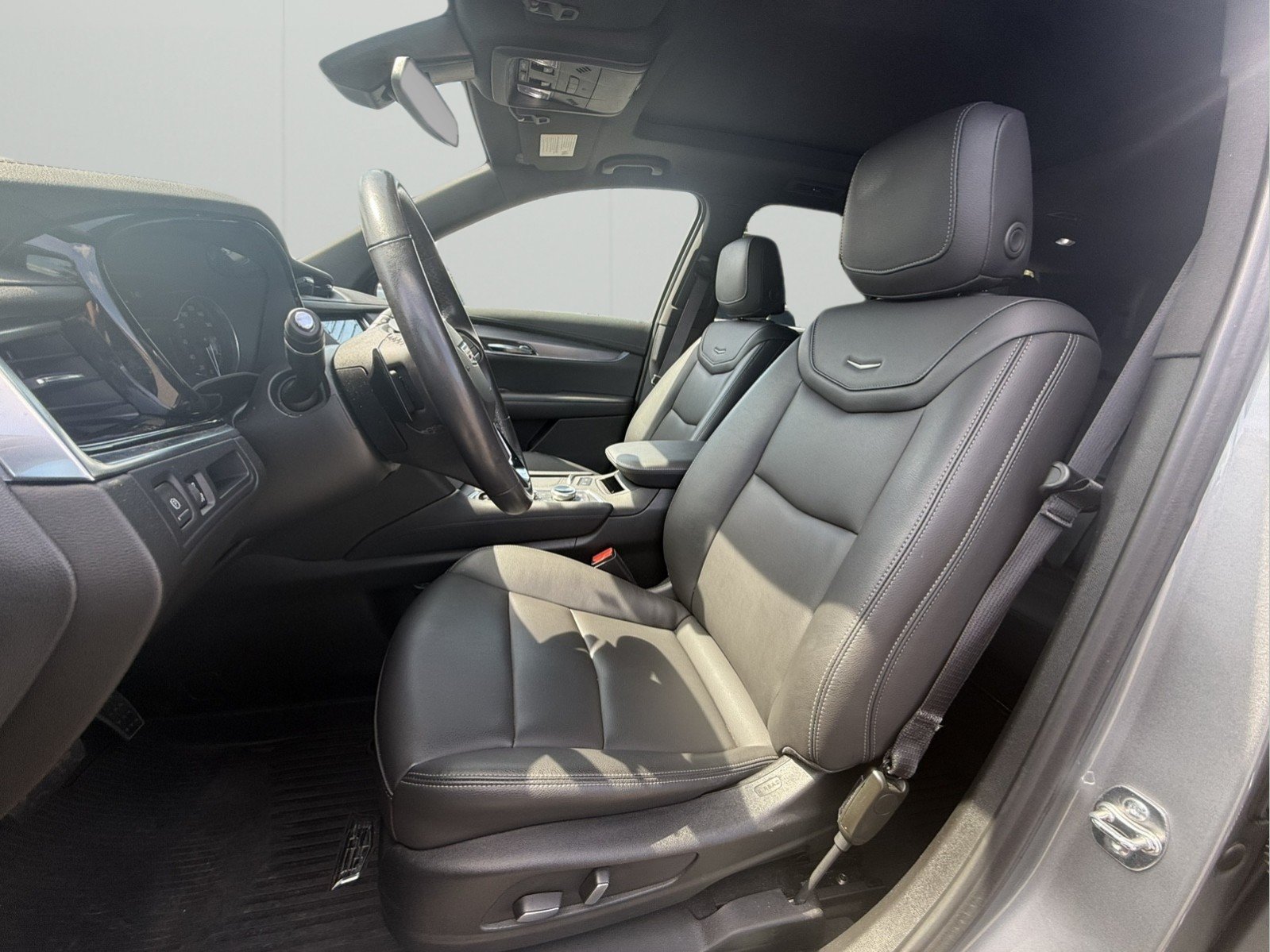 Used 2025 Cadillac XT6 Luxury w/ LPO, Floor Liner Package AWD/4WD image 9