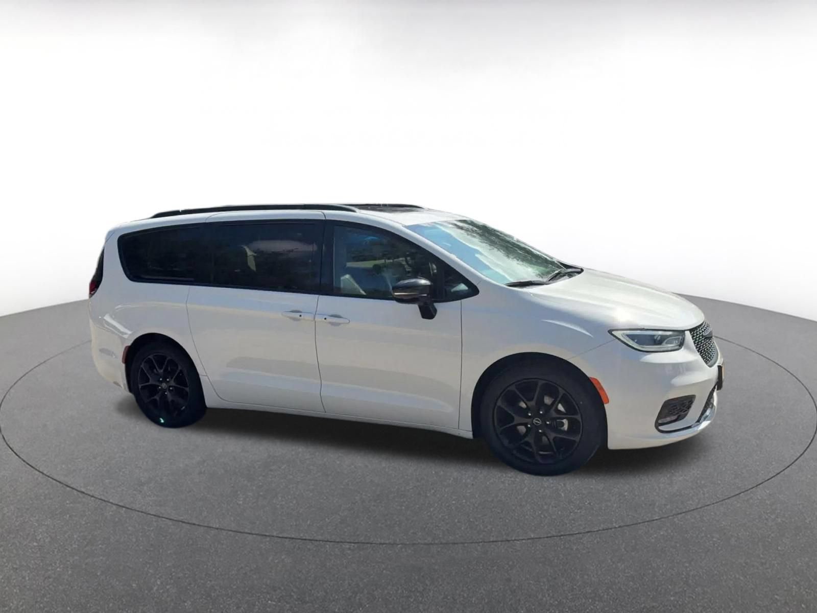 Used 2025 Chrysler Pacifica Limited FWD video 2