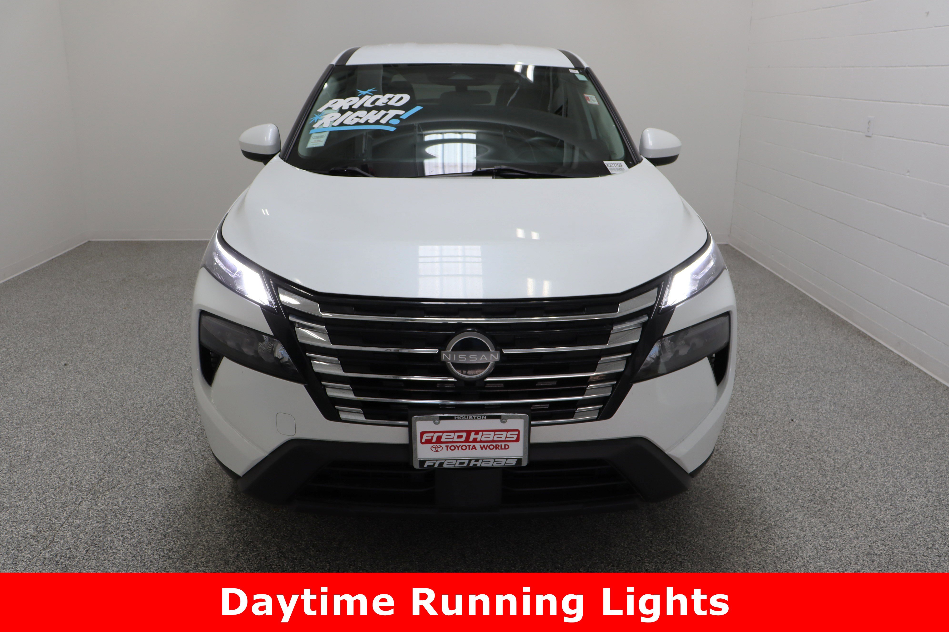 Used 2024 Nissan Rogue SV image 3