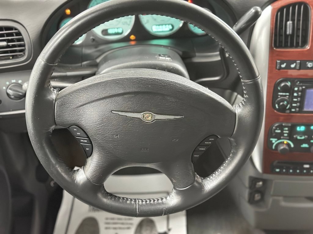 Used 2005 Chrysler Town & Country Limited FWD image 4