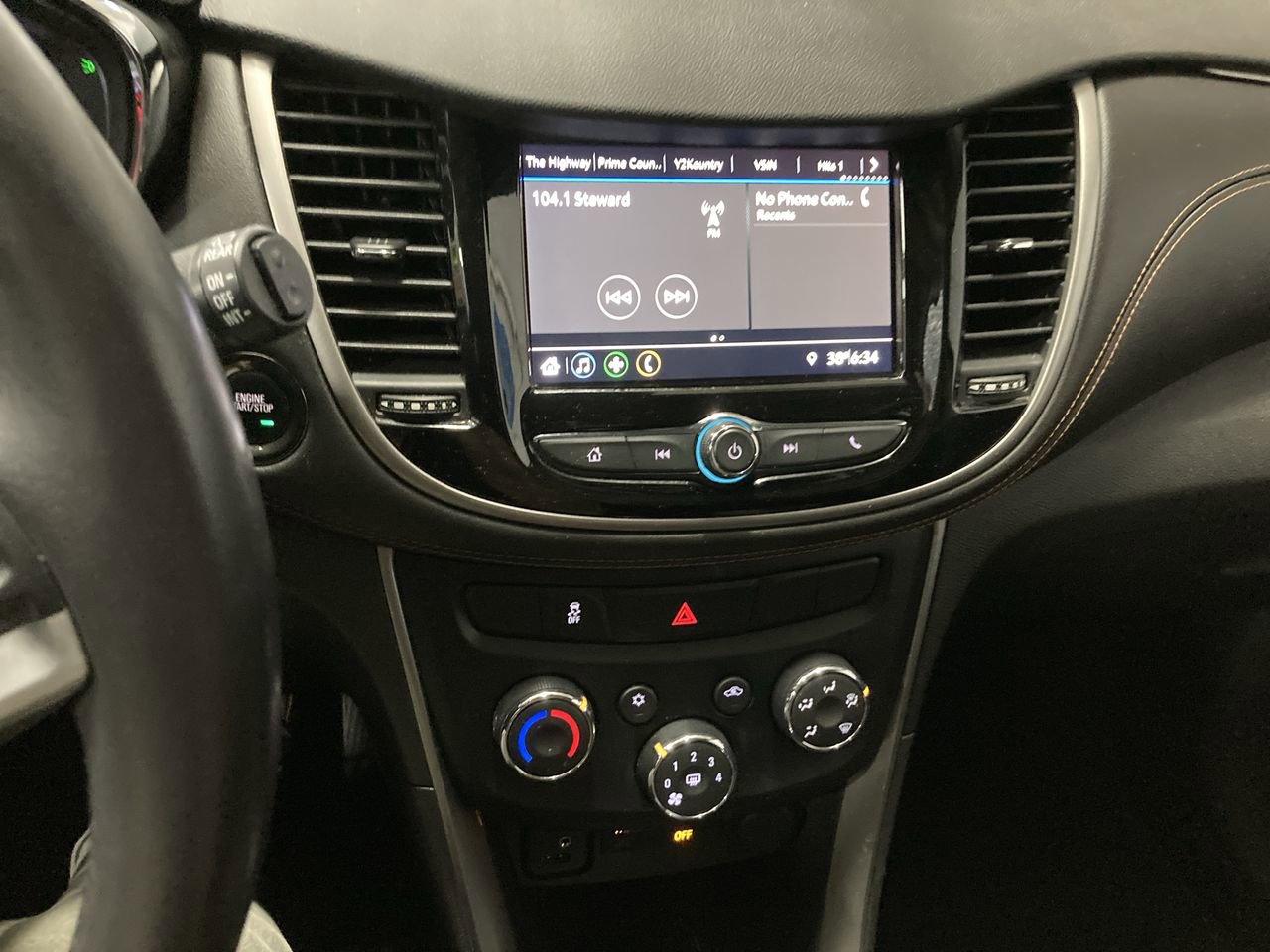 Used 2020 Chevrolet Trax LT w/ LT Convenience Package AWD/4WD image 13