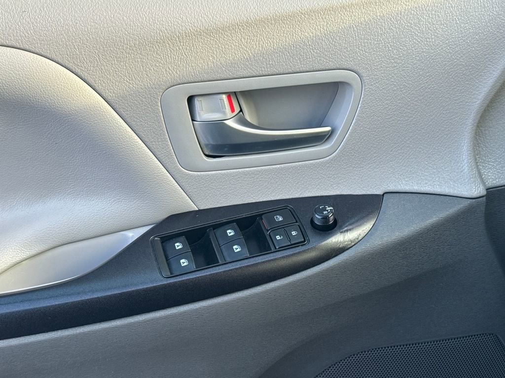 Used 2018 Toyota Sienna LE image 35