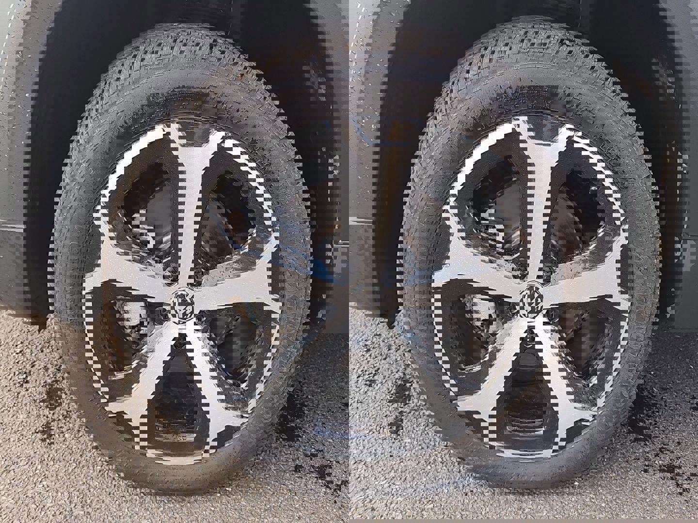 Used 2025 Volkswagen Taos SEL image 4