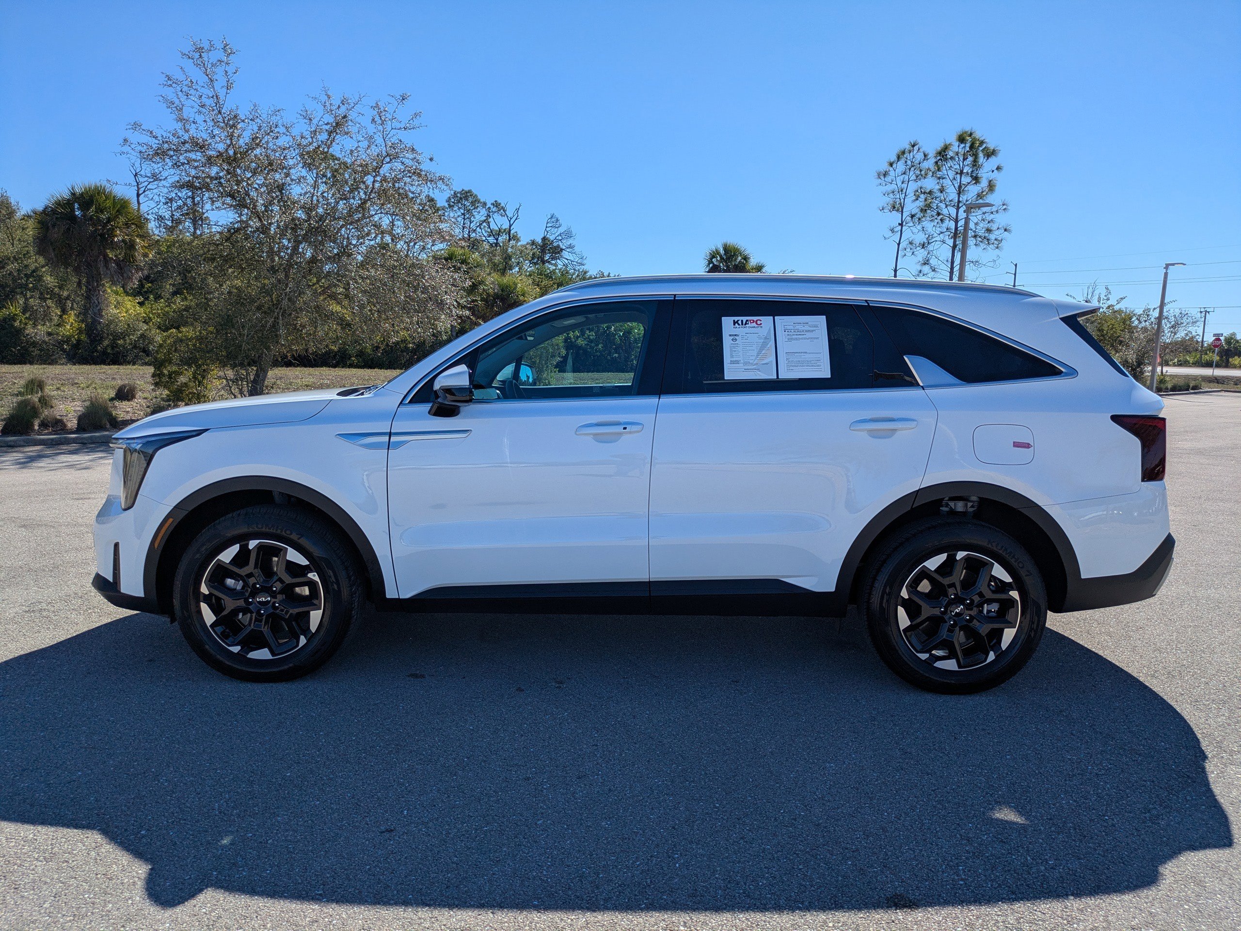 Certified 2025 Kia Sorento S image 8