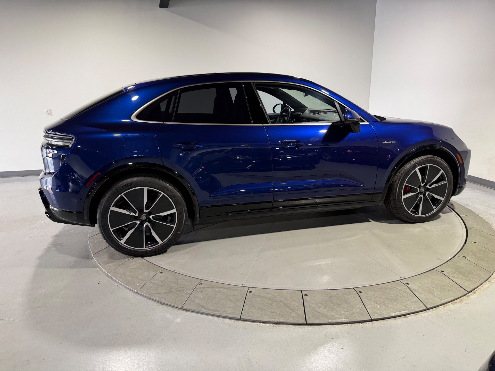 Used 2024 Porsche Macan Turbo Electric AWD/4WD image 14