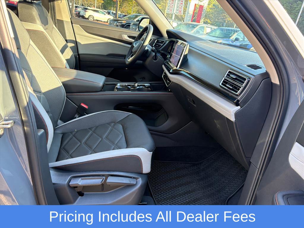 Used 2025 Volkswagen Atlas Peak Edition SE AWD/4WD image 17