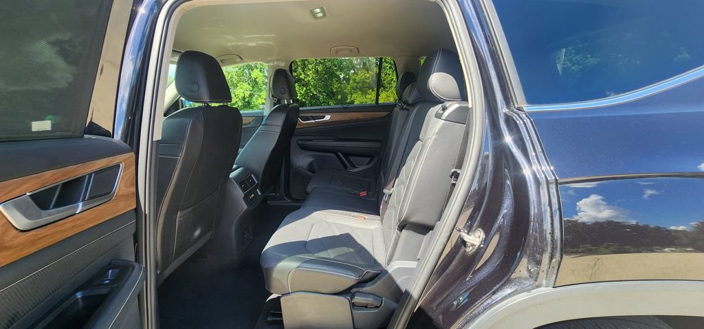 Used 2025 Volkswagen Atlas SE AWD/4WD image 18