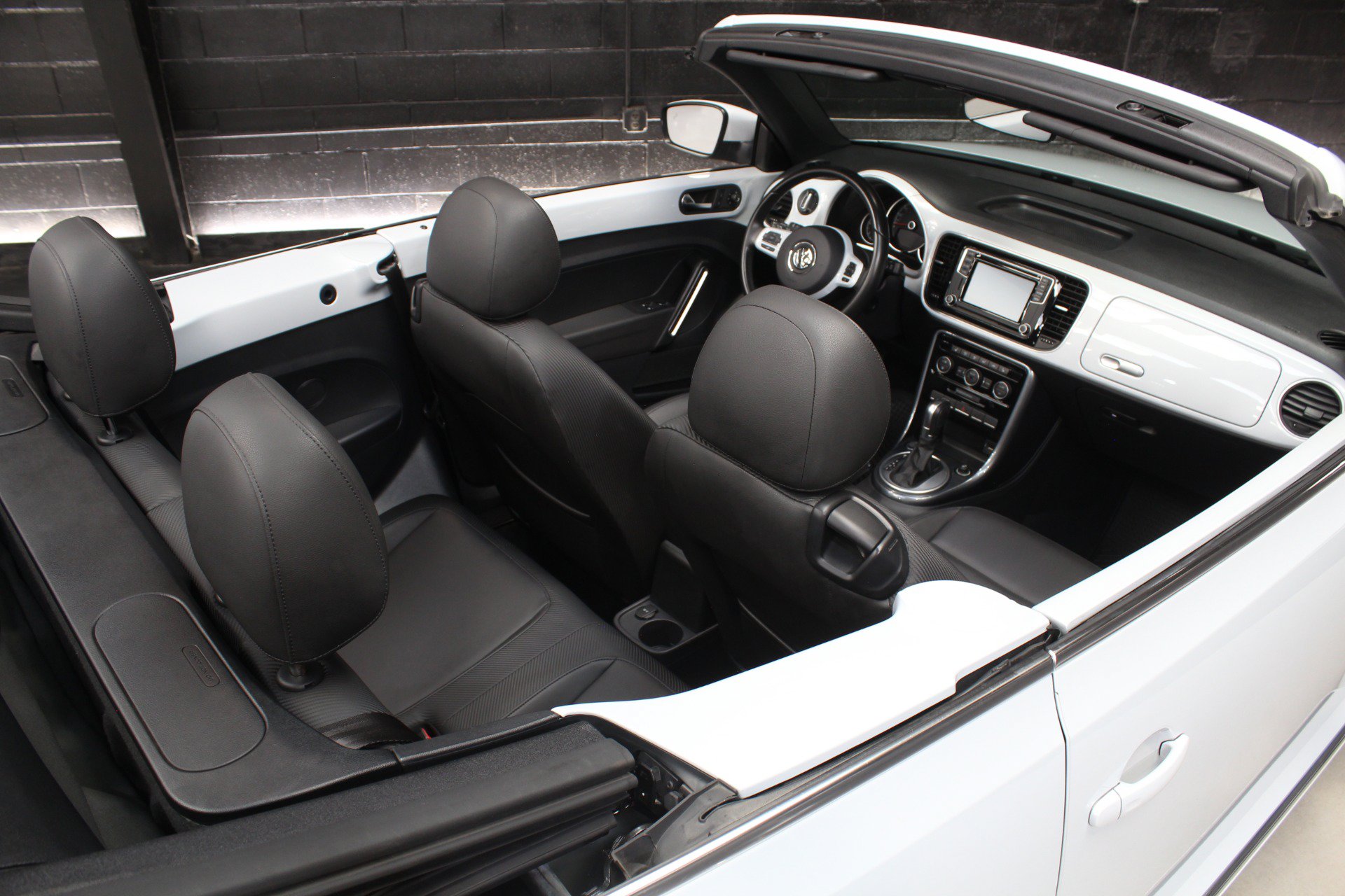 Used 2018 Volkswagen Beetle 2.0T SE FWD image 39