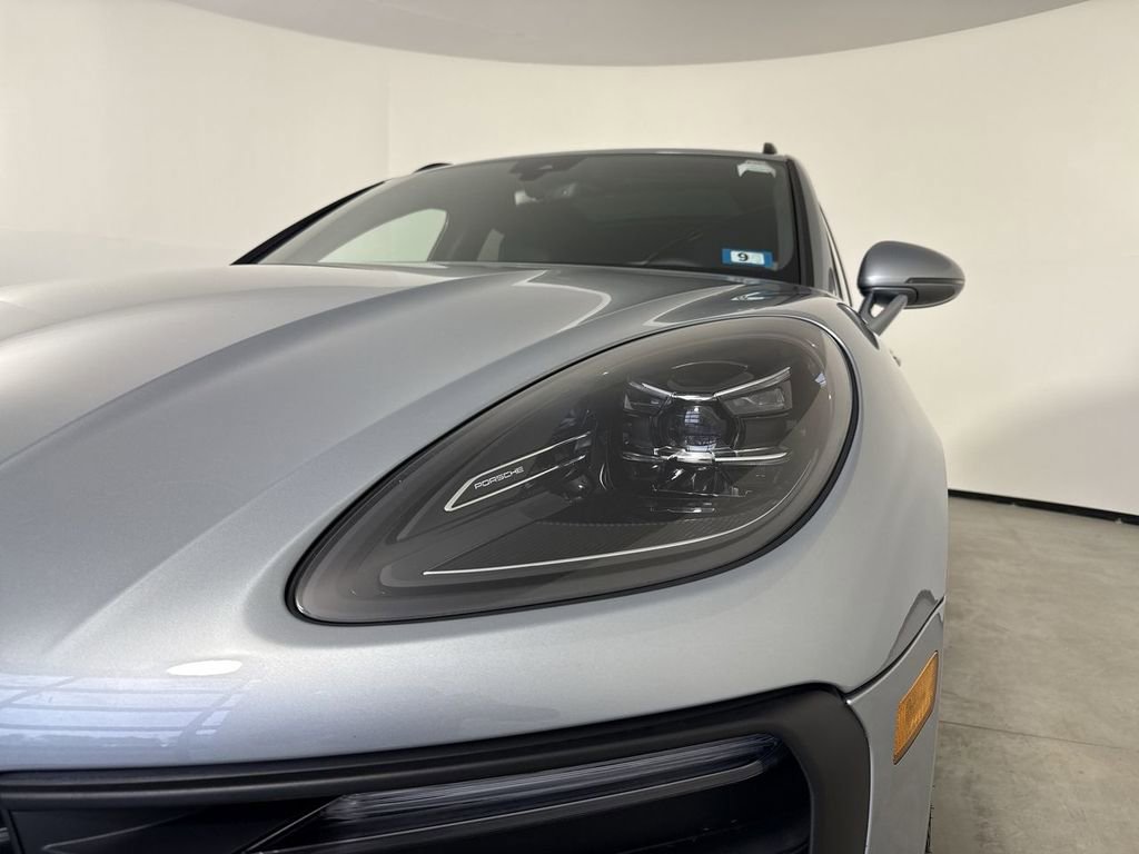 Certified 2025 Porsche Macan image 11
