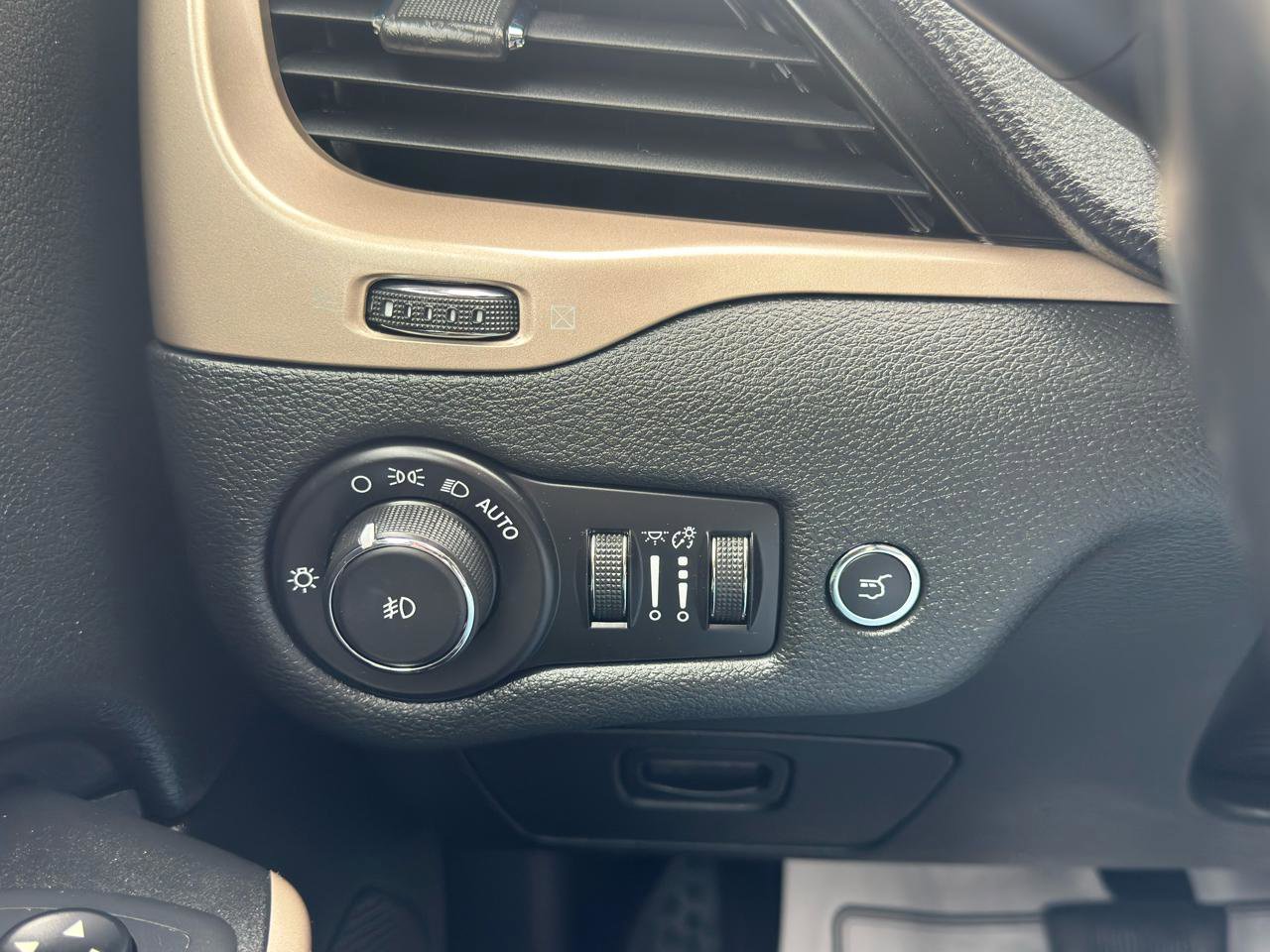 Used 2018 Jeep Cherokee Limited image 18