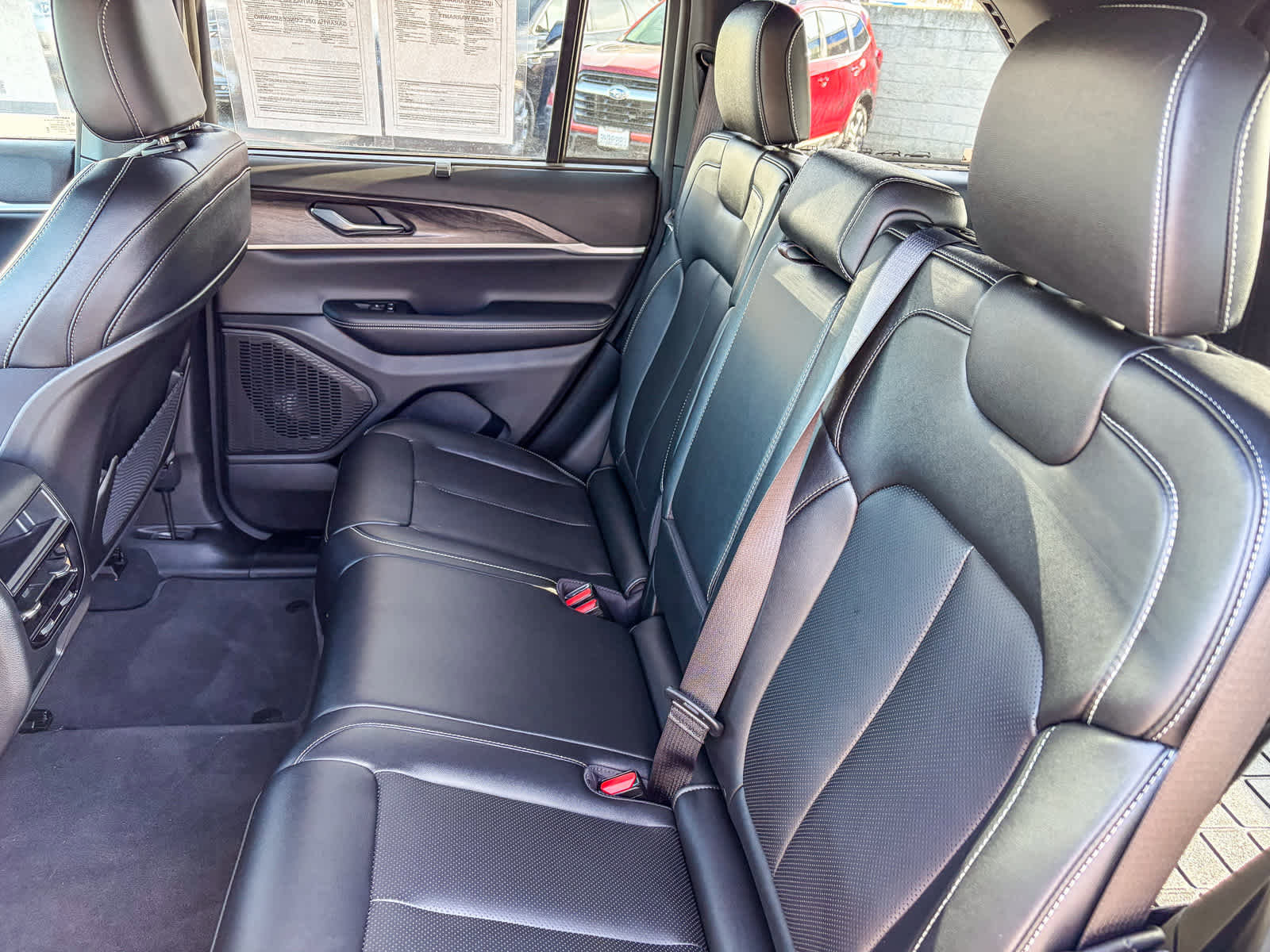 Used 2024 Jeep Grand Cherokee Limited w/ Luxury Tech Group II image 17