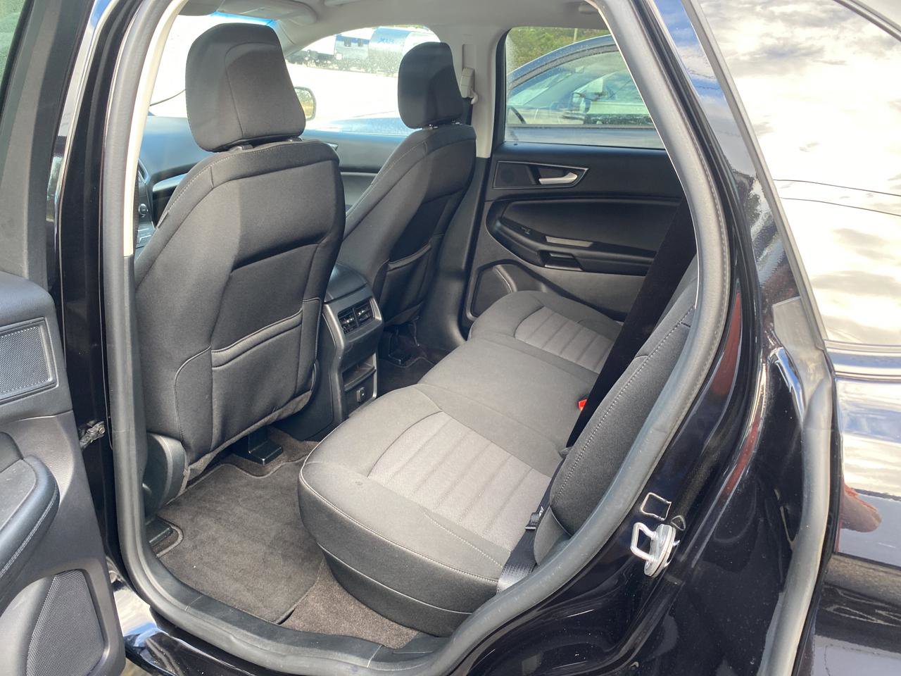 Used 2020 Ford Edge SE image 9