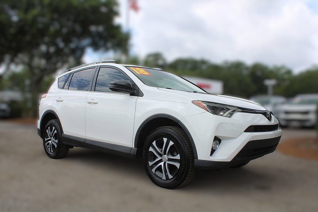 Used 2018 Toyota RAV4 LE FWD image 3