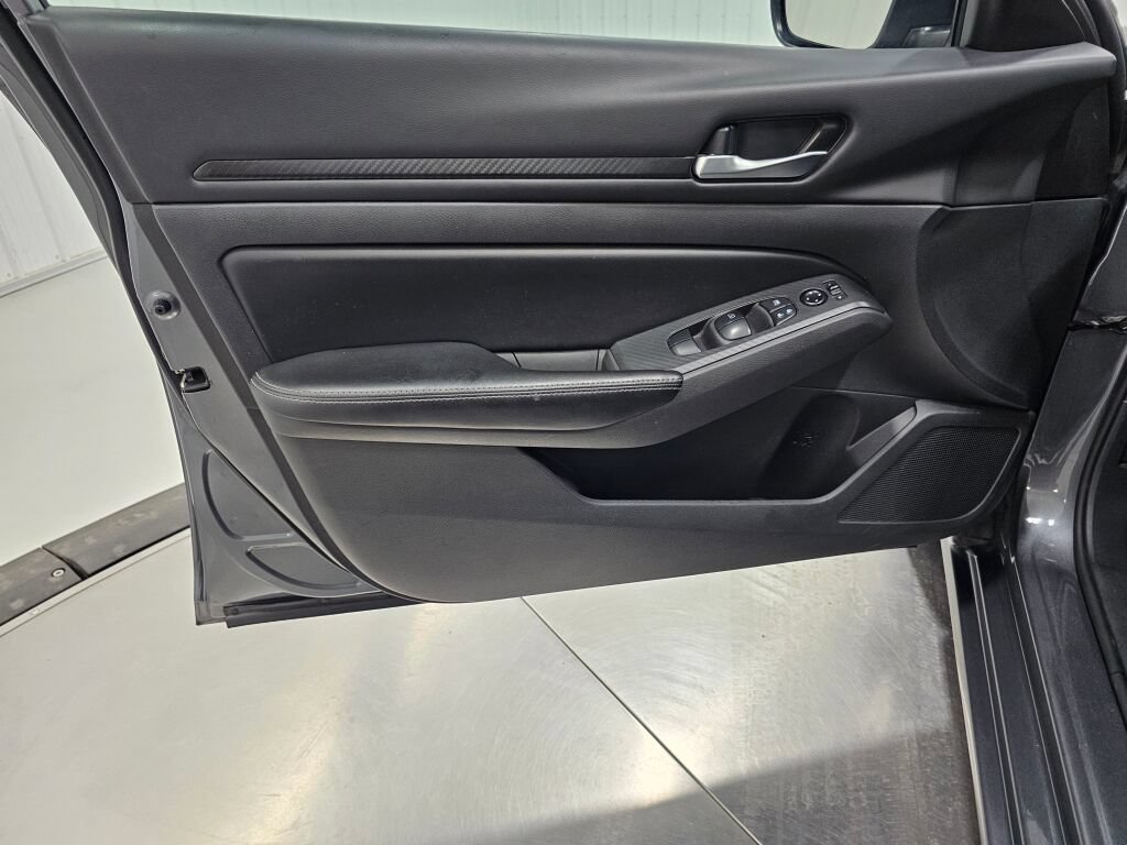 Used 2024 Nissan Altima 2.5 SV FWD image 26