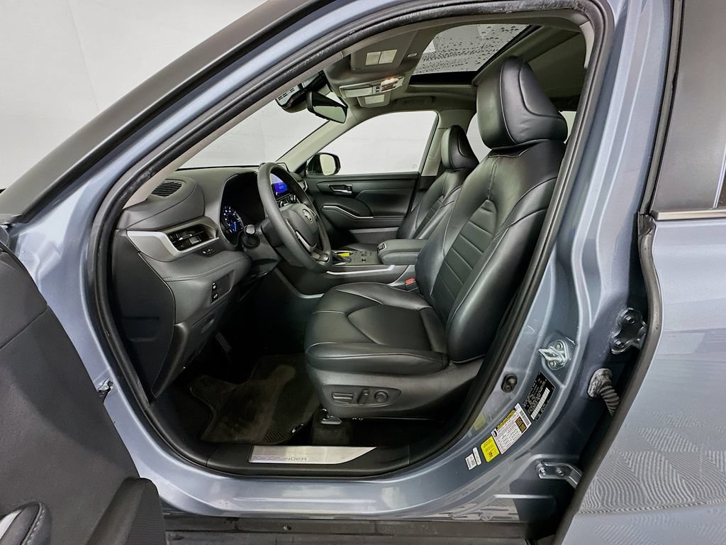 Used 2024 Toyota Highlander XLE FWD image 21