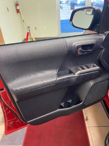 Used 2018 Toyota Tacoma TRD Sport image 12