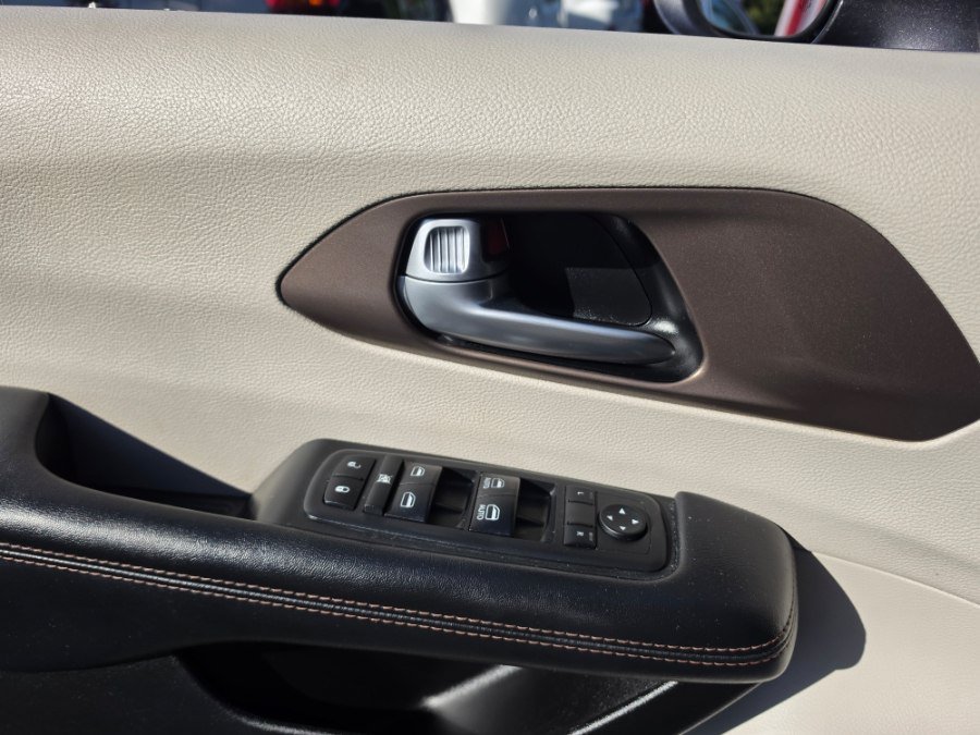 Used 2017 Chrysler Pacifica Touring-L FWD image 27