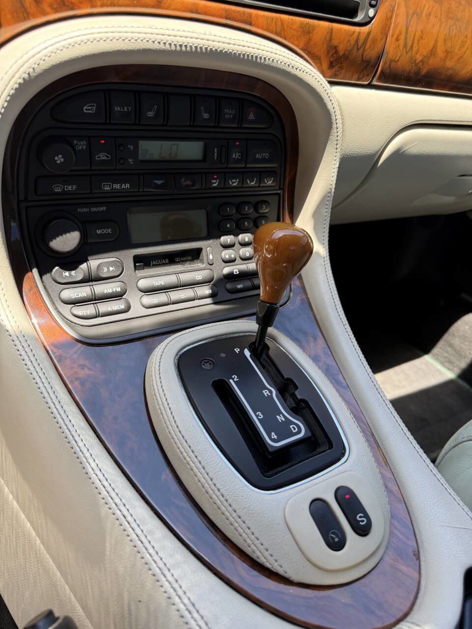 Used 1999 Jaguar XJ8 RWD image 18