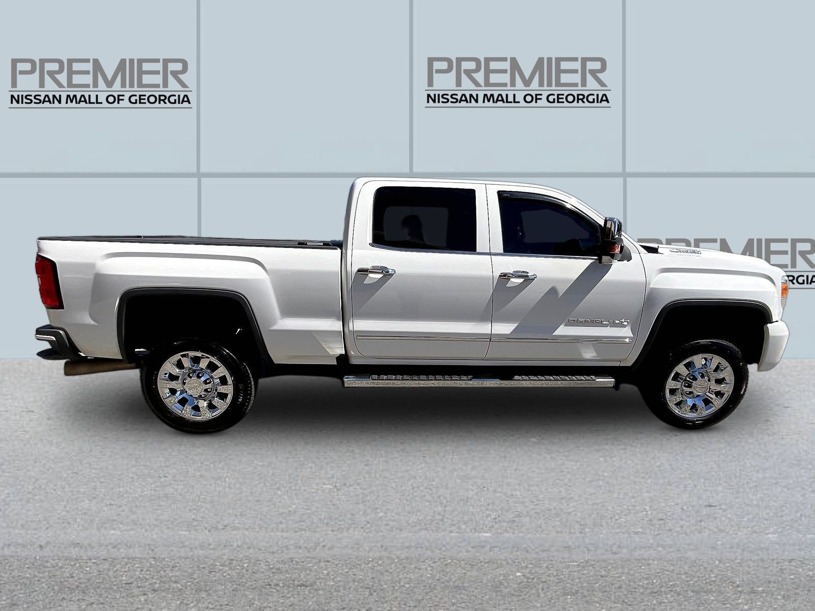 Used 2018 GMC Sierra 2500 Denali w/ Duramax Plus Package AWD/4WD image 8