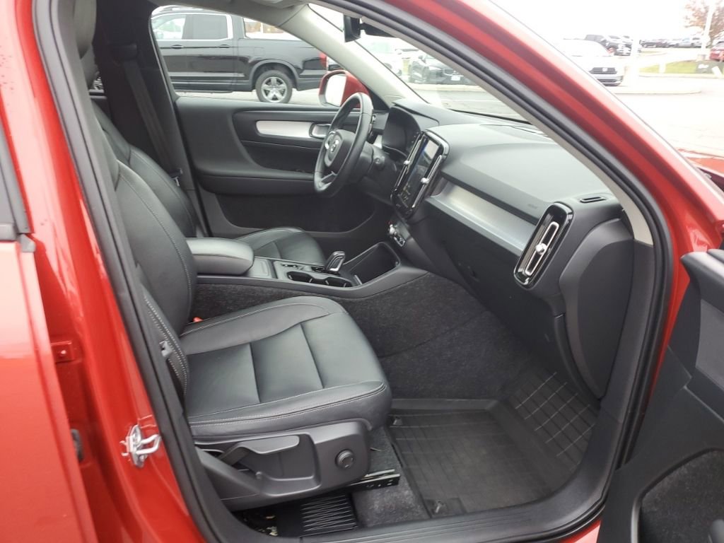 Used 2021 Volvo XC40 T5 Momentum w/ Climate Package image 33