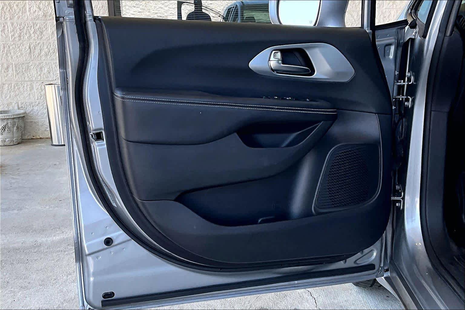 Used 2019 Chrysler Pacifica Touring Plus w/ S Appearance Package FWD image 21