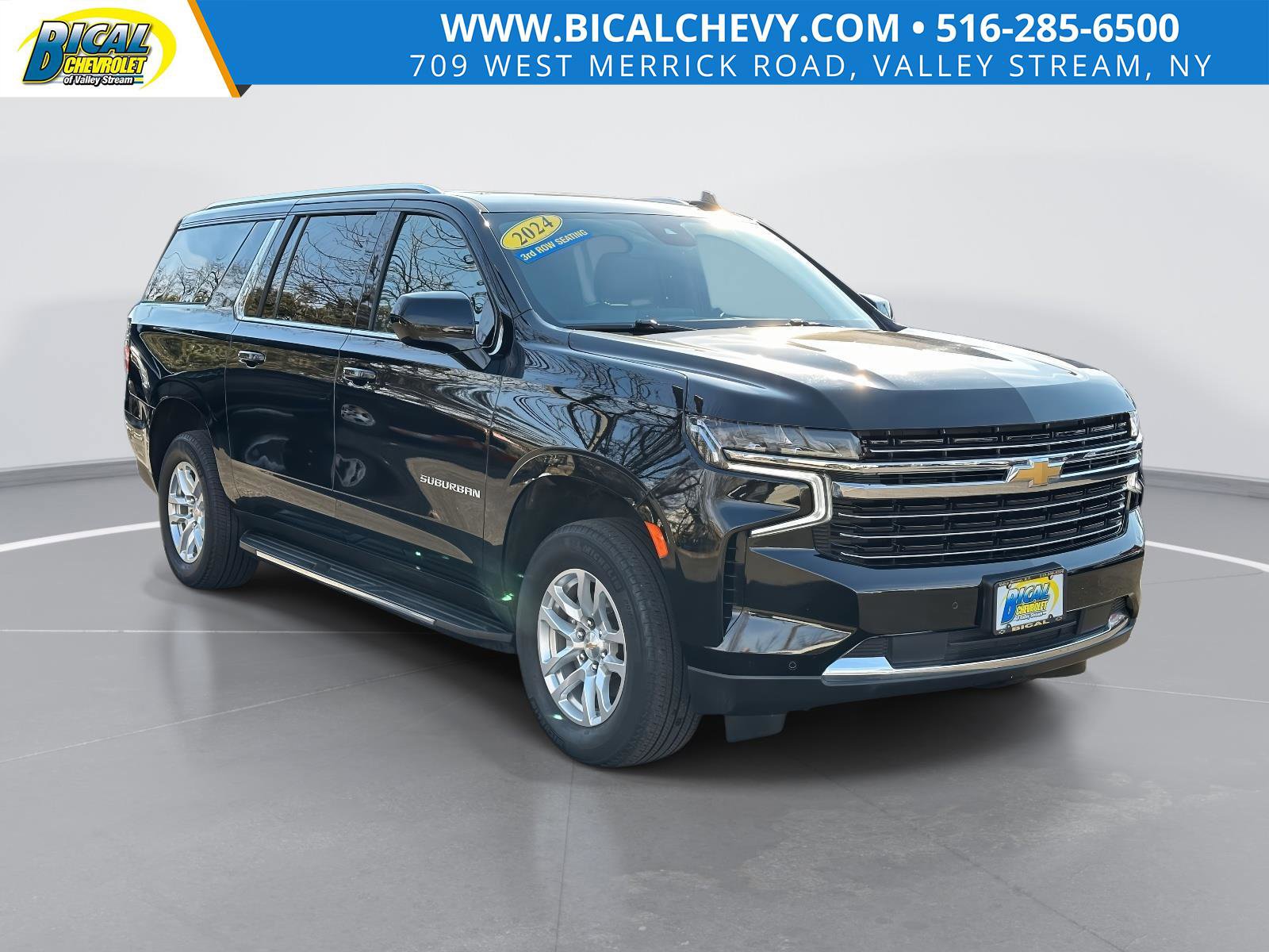 Used 2024 Chevrolet Suburban LT image 1