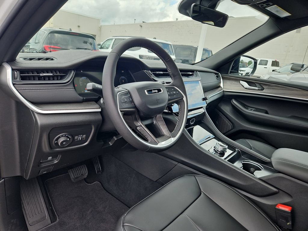 New 2026 Jeep Grand Cherokee Limited w/ Limited Altitude Package AWD/4WD image 16