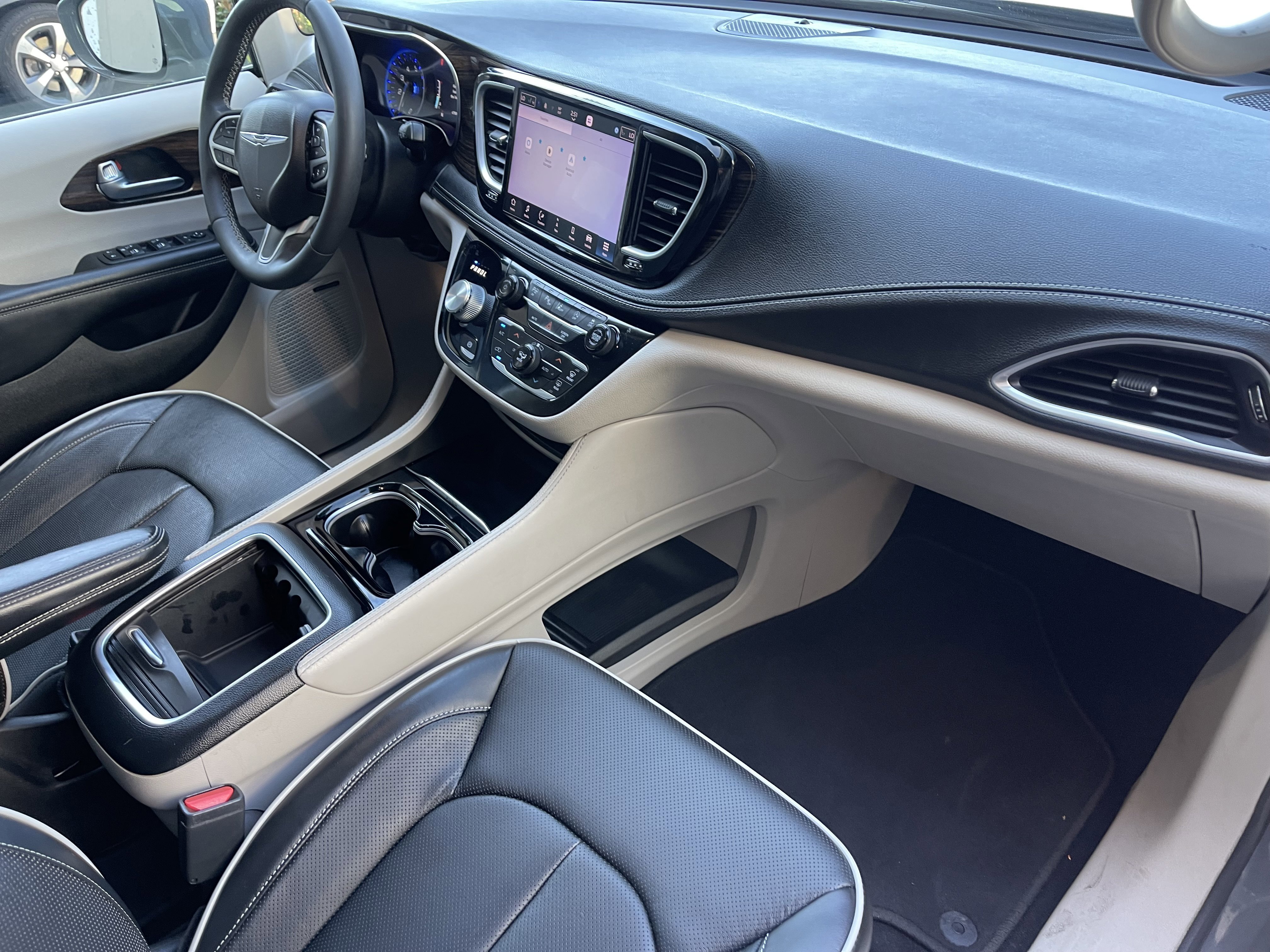 Used 2022 Chrysler Pacifica Limited FWD image 31