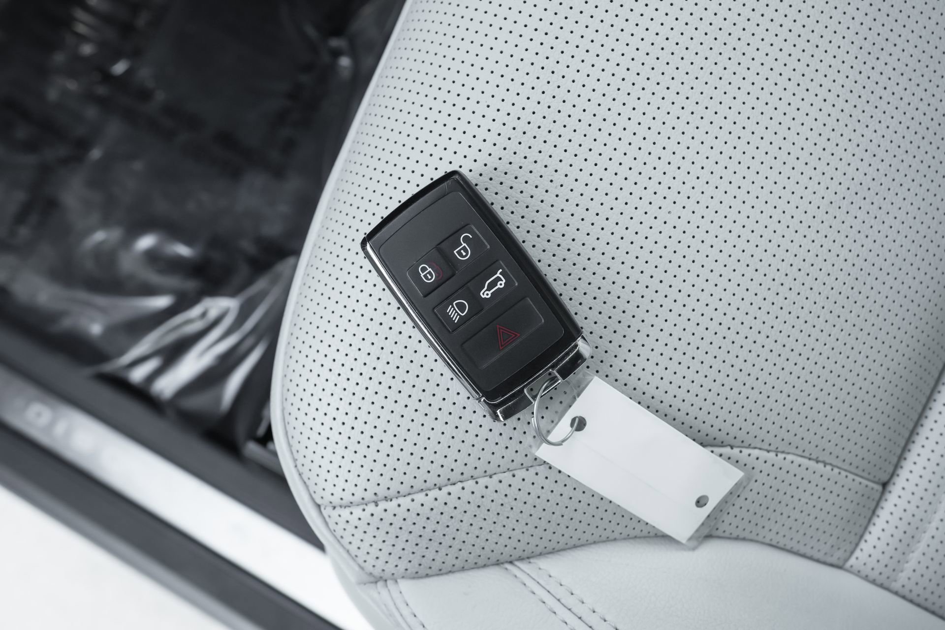 Used 2025 Land Rover Discovery S image 46