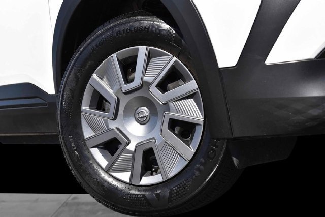 Used 2025 Nissan Kicks S FWD image 3