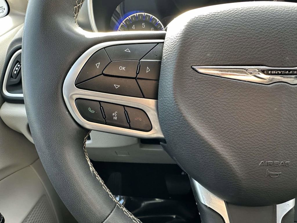 Used 2024 Chrysler Pacifica Touring-L image 15