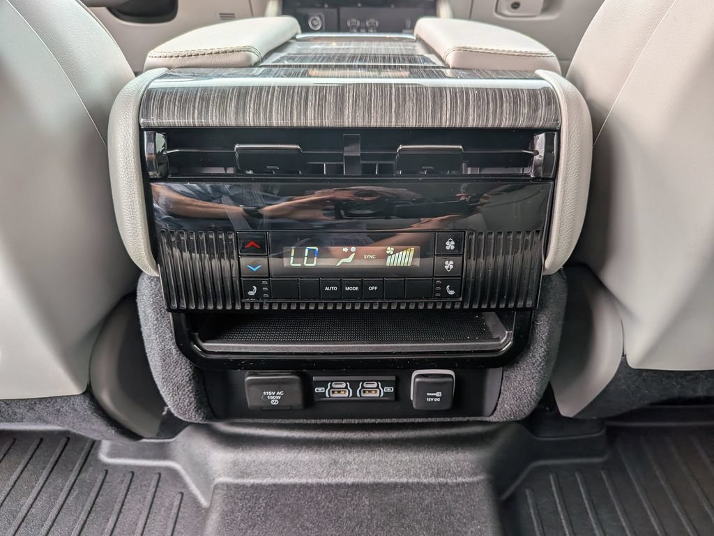 Used 2022 Jeep Wagoneer Series III AWD/4WD image 36