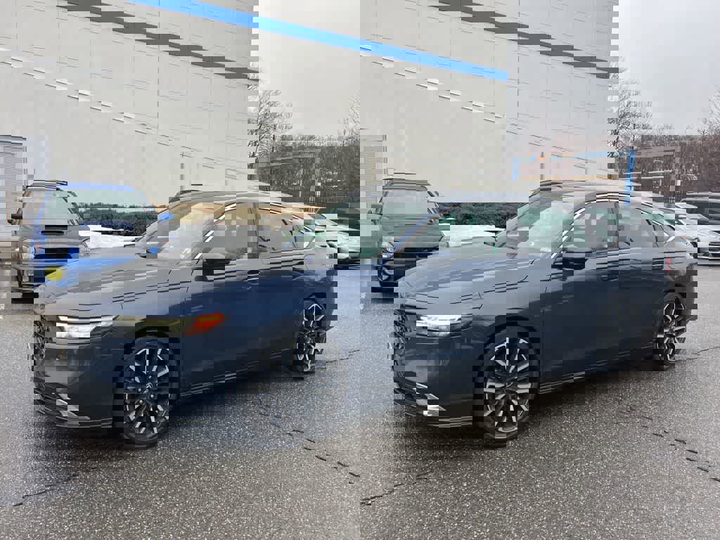 Used 2023 Honda Accord Touring image 3