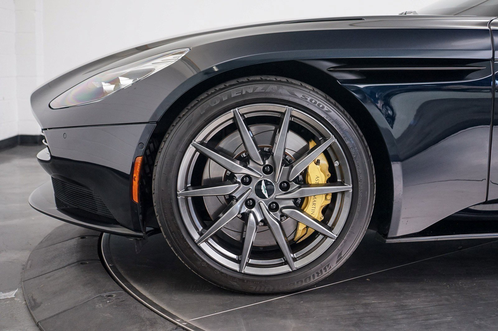 Used 2017 Aston Martin DB11 V12 image 16