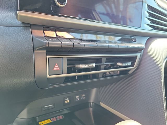 Used 2025 Toyota Camry SE w/ Convenience Package image 19