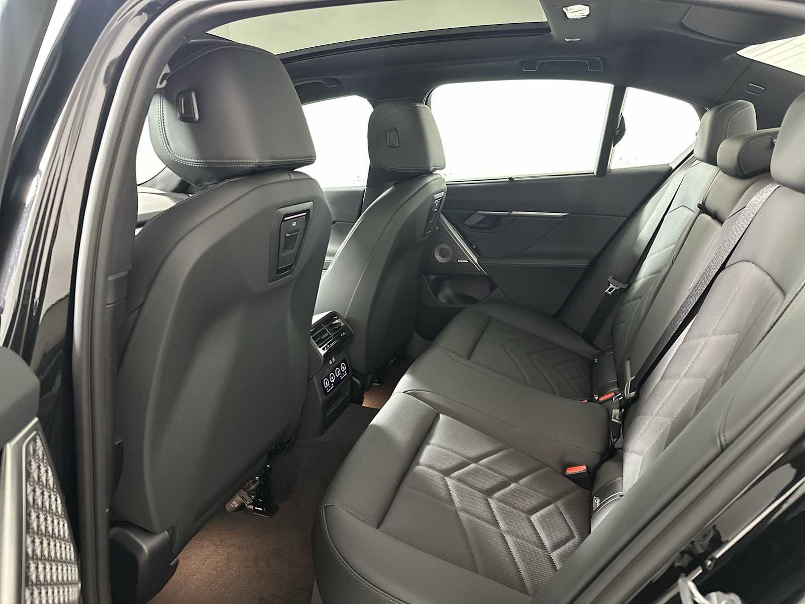 New 2026 BMW 550e xDrive w/ Executive Package image 19