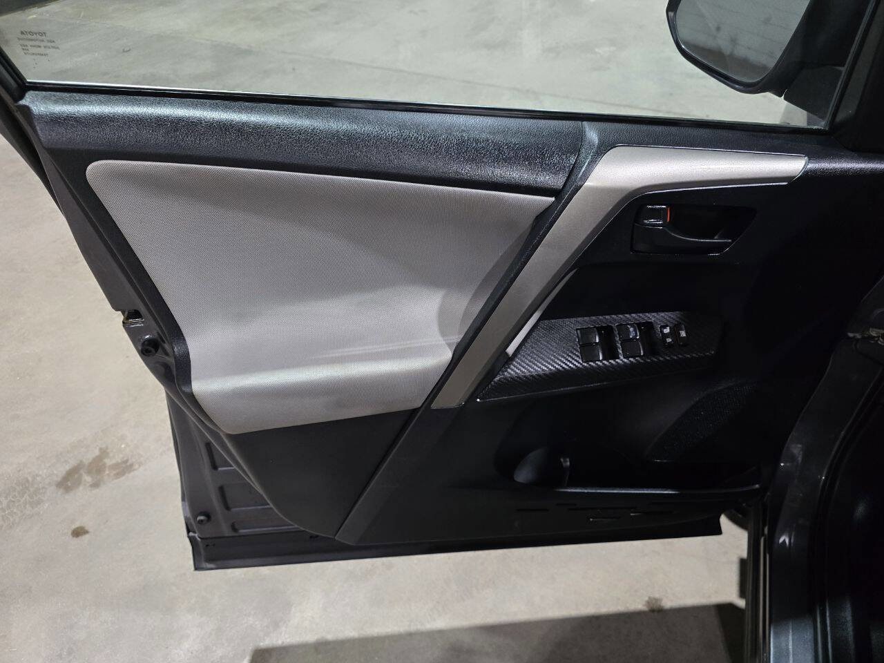 Used 2015 Toyota RAV4 LE image 24