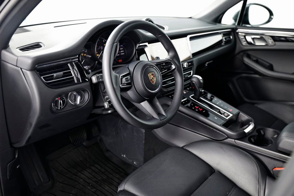 Certified 2025 Porsche Macan image 4