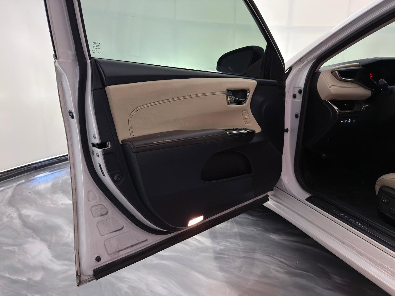 Used 2013 Toyota Avalon Limited w/ Technology Pkg FWD image 17