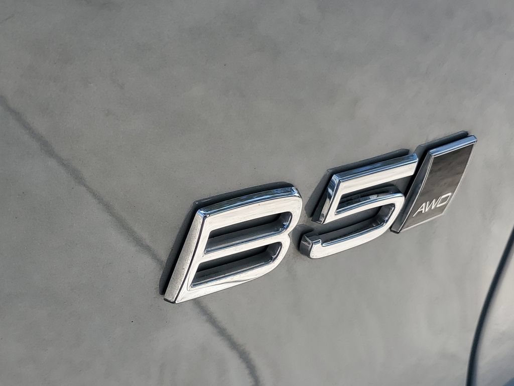 Certified 2024 Volvo XC40 B5 Plus AWD/4WD image 8