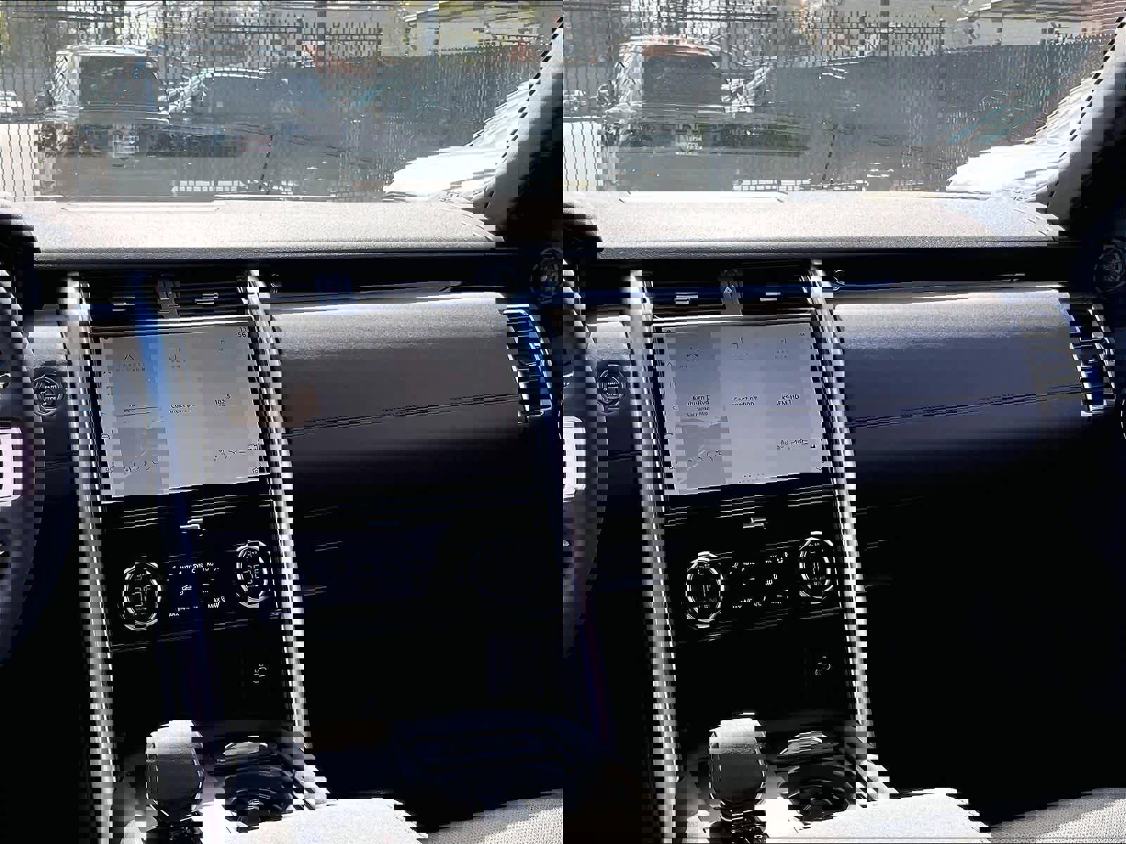 Used 2025 Land Rover Discovery S image 7