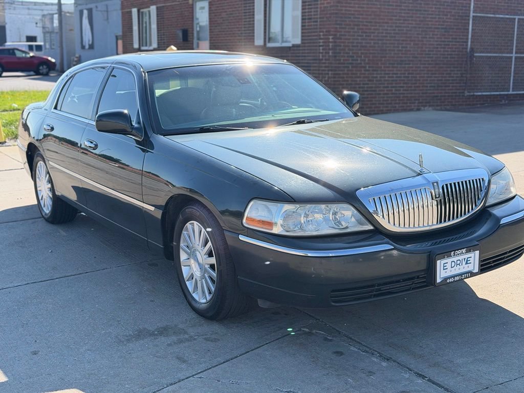 Used 2003 Lincoln Town Car Signature RWD image 3
