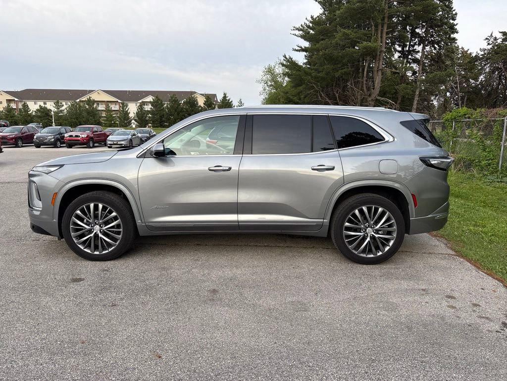 Used 2025 Buick Enclave Avenir AWD/4WD image 4