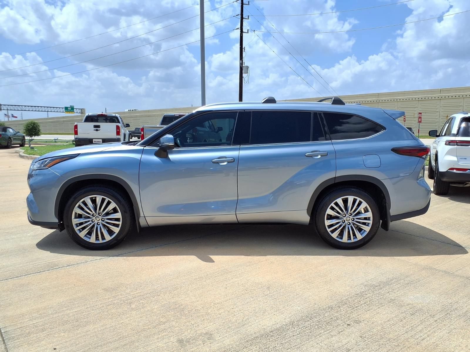 Used 2024 Toyota Highlander Platinum AWD/4WD image 3