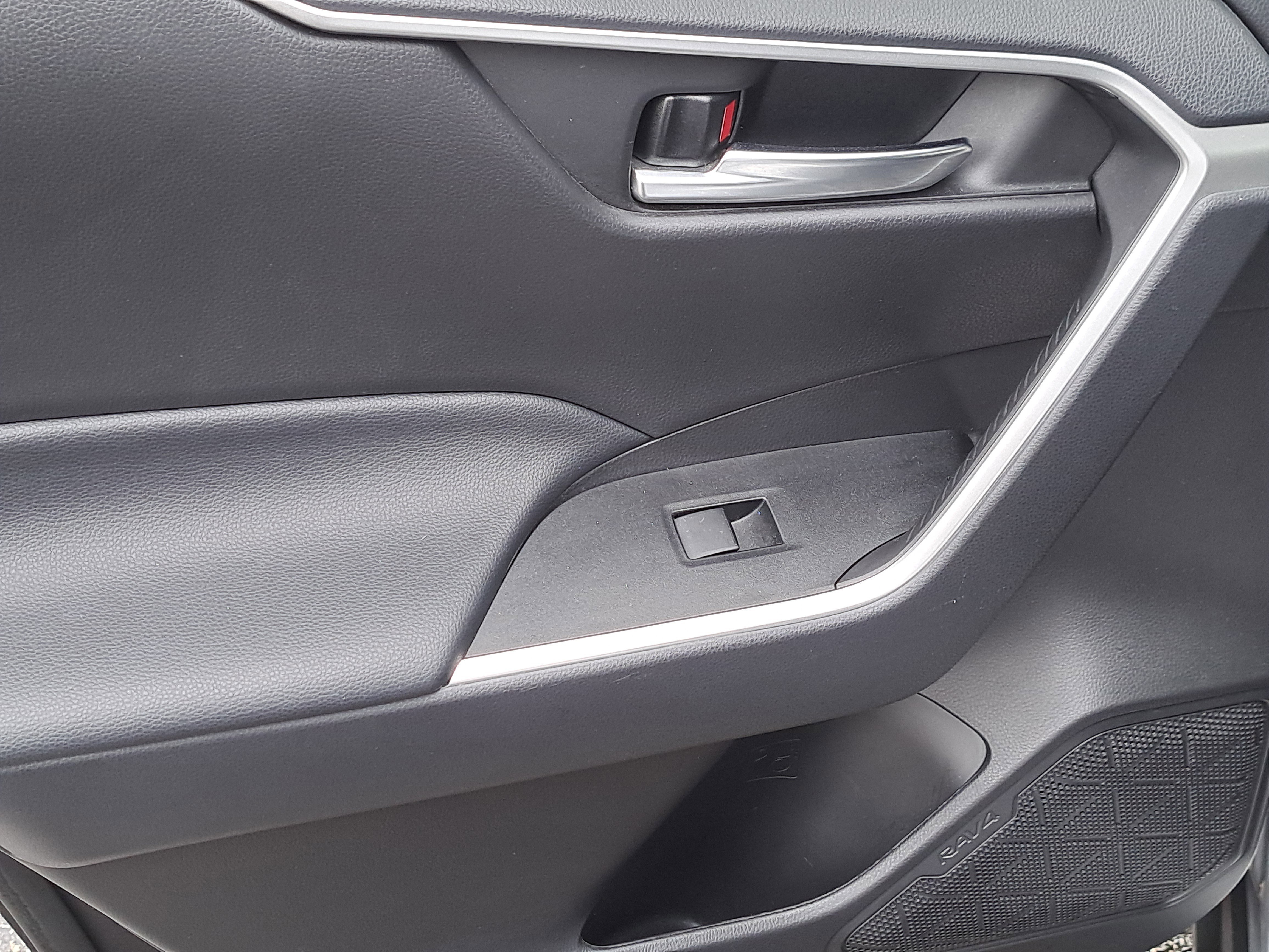 Used 2021 Toyota RAV4 XLE image 11