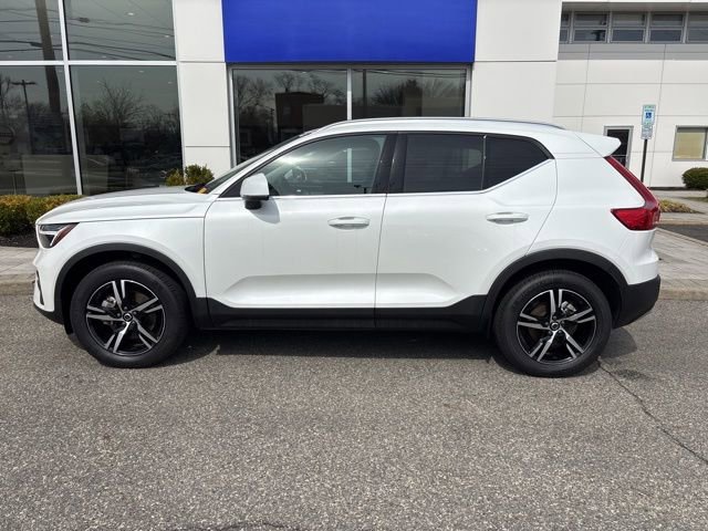 Used 2025 Volvo XC40 B5 Core image 2