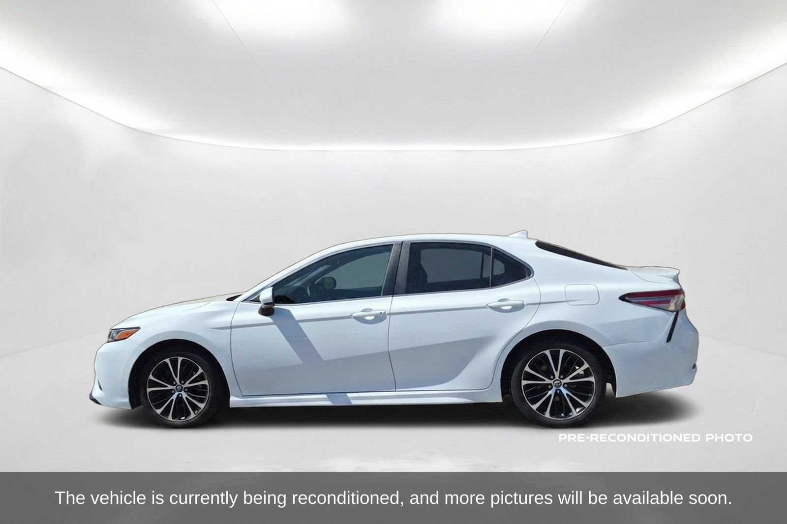 Used 2019 Toyota Camry SE w/ Carpet Mat Package FWD image 9